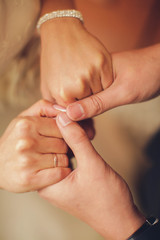 влюбленно держась за руки