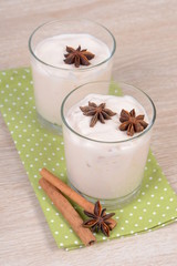 Joghurt mit Zimt und Anis