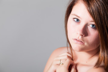 Fototapeta premium eye contact with a pretty woman