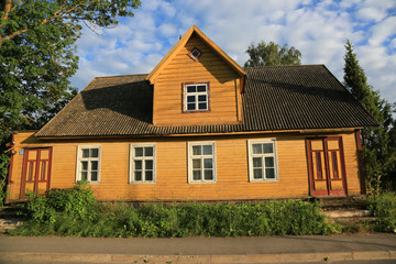 gelbes Holzhaus