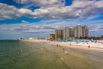 Obraz premium View of beachfront hotels and the beach from the fishing pier in