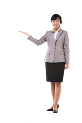 서서 제스처를 취하는 전화 고객센터 컨설턴트