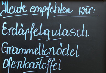 Obraz premium Menu Erdäpfelgulasch auf Speiseplan