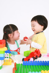 흰 배경에서 놀고 있는 아시안 남성과 여성