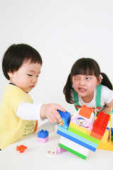 흰 배경에서 놀고 있는 아시안 남성과 여성