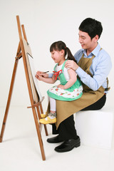 흰 배경에서 놀고 있는 아시안 어린이와 부모님