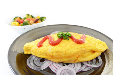 美味しそうなオムライスとサラダ