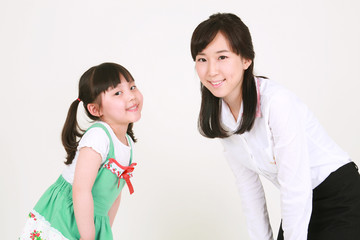 흰 배경에서 놀고 있는 아시안 어린이와 부모님