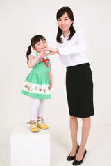 흰 배경에서 놀고 있는 아시안 어린이와 부모님