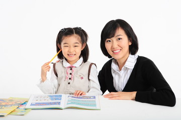 선생님과 공부하며 웃고 있는 아시안 소녀