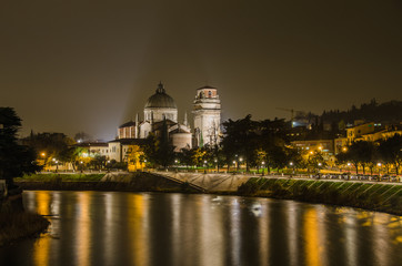 Naklejka premium Verona di notte San Giacomo