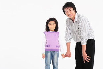 Fototapeta premium 흰배경앞에서 웃고 있는 아시안 소녀와 남성