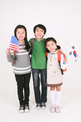 미국과 대한민국 국기를 든 아이들