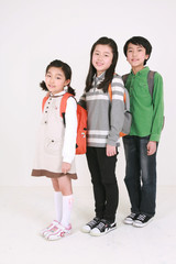 카메라를 보고 있는 가방 맨 아이들