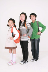 카메라를 보고 있는 가방 맨 아이들