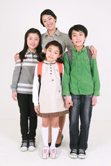 세 명의 아이들과 선생님