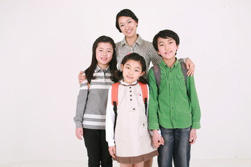 세 명의 아이들과 선생님