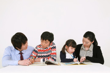 공부를 가르쳐주는 두 선생님과 두 아이