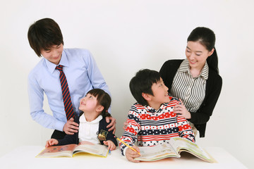 공부를 가르쳐주는 두 선생님과 두 아이