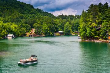 Fototapeta na wymiar Boat in Lake Burton, in Northern Georgia,
