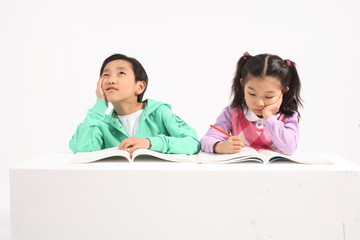 공부하는 두 어린이
