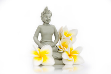 Bouddha avec fleur de frangipanier