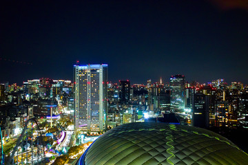Naklejka premium Nocny widok na dzielnicę handlową Tokio