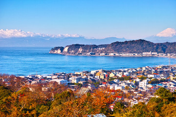 Obraz premium 鎌倉の街並みと富士山