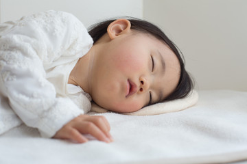 お昼寝する赤ちゃん