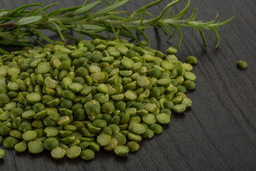 Dry green peas