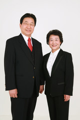 졸업식을 축하하는 3대 가족