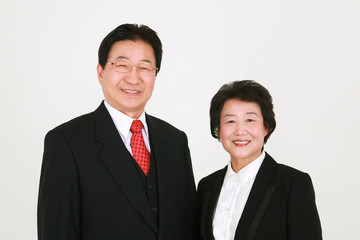 졸업식을 축하하는 3대 가족