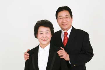 졸업식을 축하하는 3대 가족