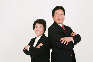 졸업식을 축하하는 3대 가족