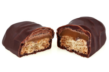 Barre chocolatée au biscuit et caramel