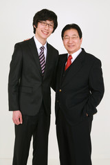 졸업식을 축하하는 3대 가족