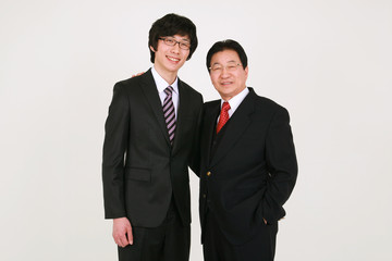 졸업식을 축하하는 3대 가족