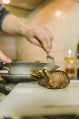 Lammrack, gebratene Lammkotelette, Familienessen, Schweiz