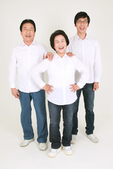 캐주얼 복장의 3대 가족