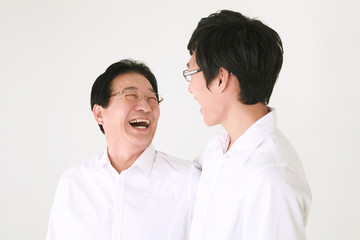 캐주얼 복장의 3대 가족