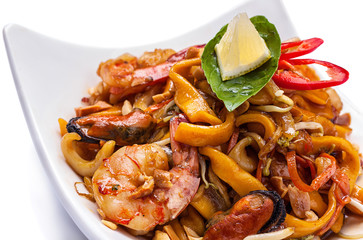 Shrimp mussel and egg noodle