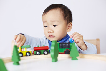 Kind spielt mit Modell-Eisenbahn 7
