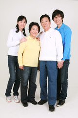Fototapeta premium 캐주얼 복장의 대가족
