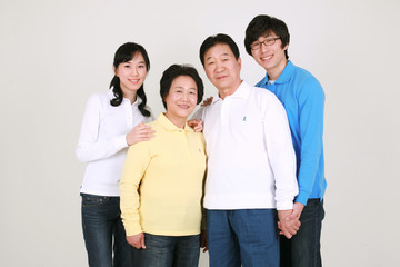 Fototapeta premium 캐주얼 복장의 대가족