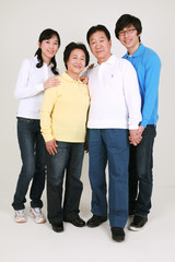 Fototapeta premium 캐주얼 복장의 대가족
