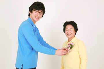 캐주얼 복장의 대가족