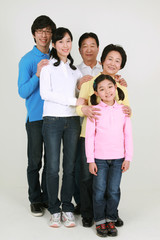 캐주얼 복장의 대가족