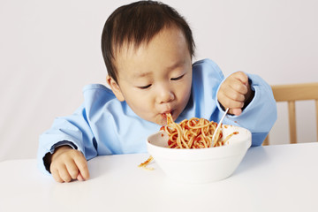 Kind isst Spaghetti 06