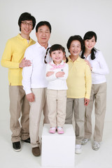 캐주얼 복장의 대가족