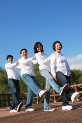 Obraz premium 공원에서 행복한 대가족